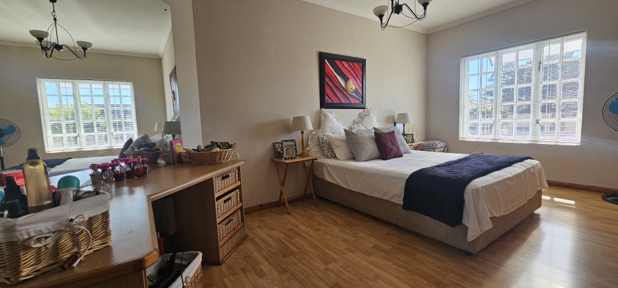 5 Bedroom Property for Sale in Middedorp Western Cape